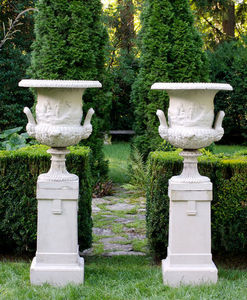 BARBARA ISRAEL GARDEN ANTIQUES - galloway urns on pedestals - Vase Medicis