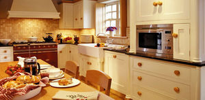 Broomley Furniture - gloria and les?s kitchen - Cuisine Traditionelle