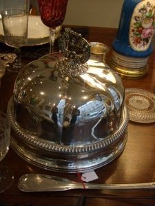 Antiquités du marché des Ternes - cloche couvre-plat en métal argenté - Dish Cover
