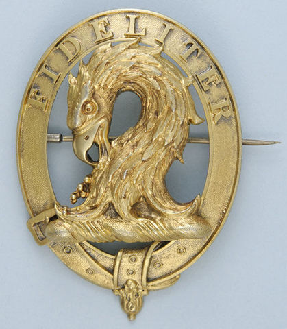 Sanda Lipton - Spilla-Sanda Lipton-Victorian silver gilt clan badge with Henrie crest